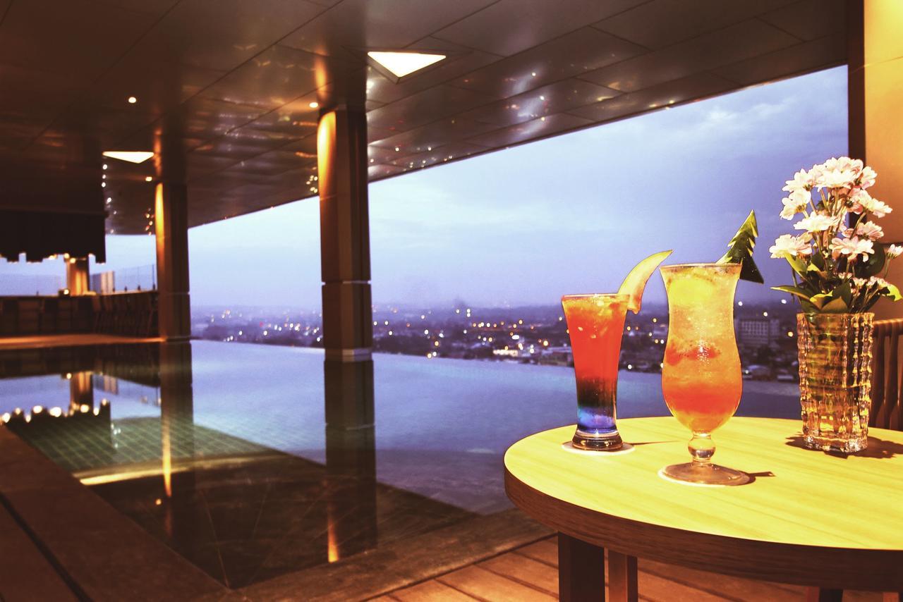 FOX Hotel Pekanbaru Exterior foto