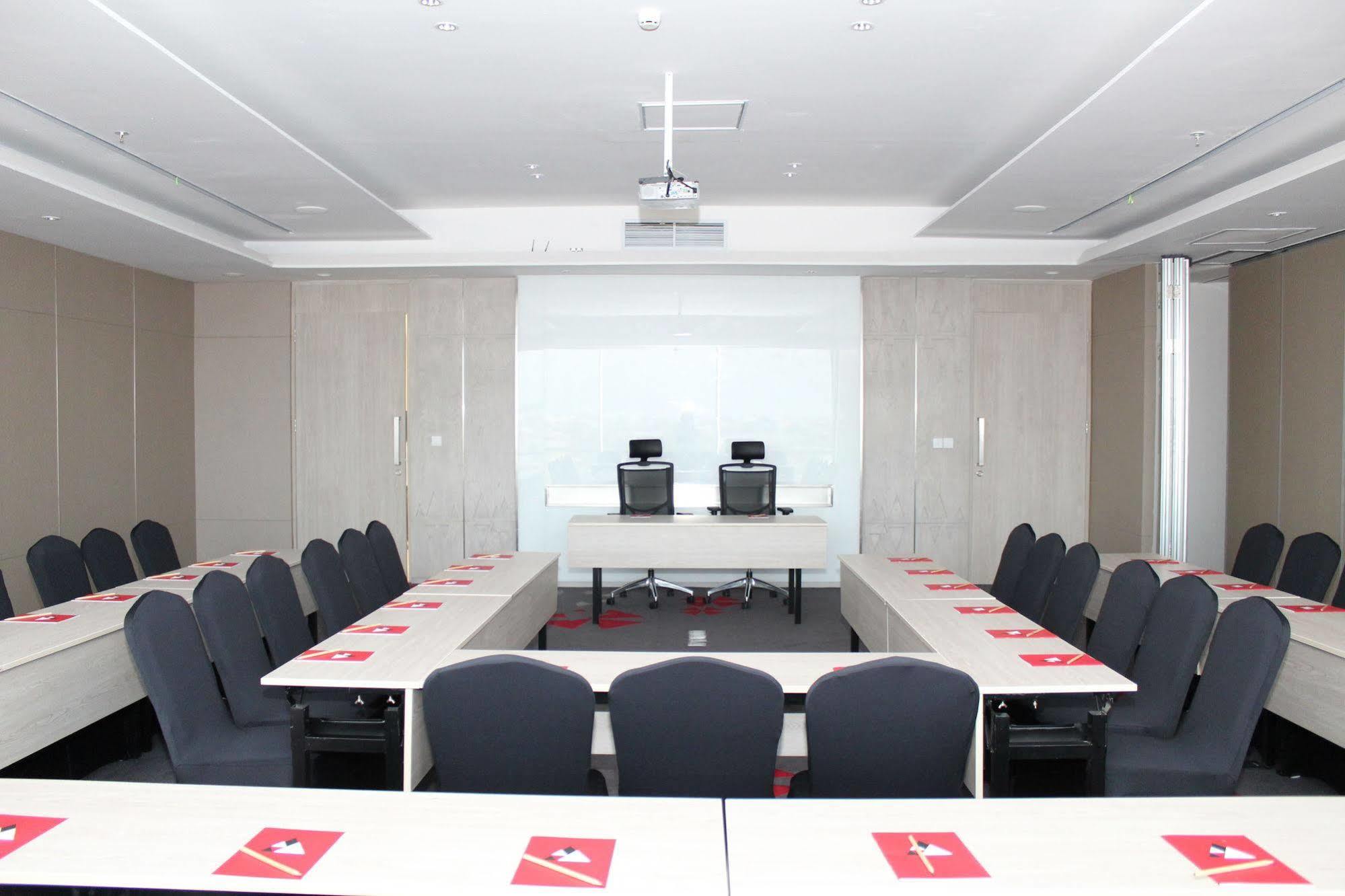 FOX Hotel Pekanbaru Exterior foto